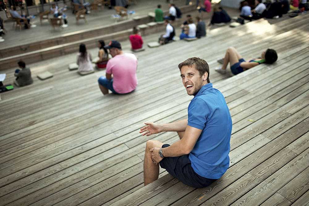 КАК ДМИТРИЙ КОМБАРОВ ГУЛЯЛ В ПАРКЕ ГОРЬКОГО